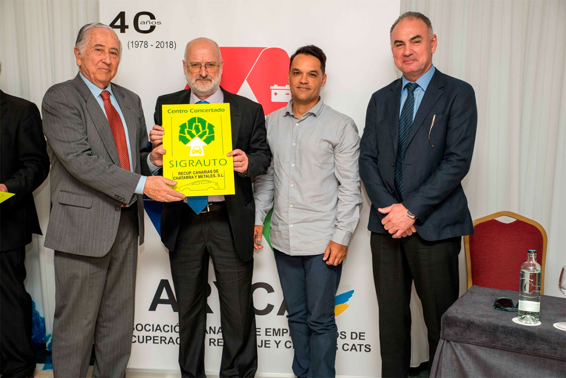 D. Juan Carlos Morales y D. Yeray Benítez recogen la placa de Recuperadora Canaria de Chatarras y Metales.