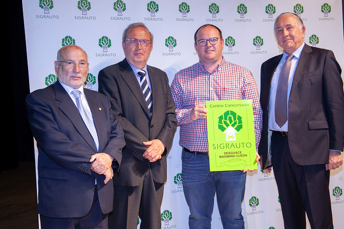 Maximino Ojeda: de izquierda a derecha: D. José Luis Legazpi-Presidente de Aedra, D. Fernando González-Presidente Ejecutivo de Arycat, D. Maximino Ojeda-Desguace Maximino y D. Carlos Mataix-Presidente de Sigrauto.