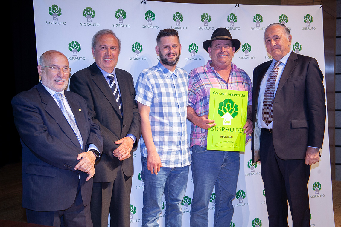 Recimetal: de izquierda a derecha: D. José Luis Legazpi-Presidente de Aedra, D. Fernando González-Presidente Ejecutivo de Arycat, D. Celestino Pérez e hijo-Recimetal y D. Carlos Mataix-Presidente de Sigrauto.